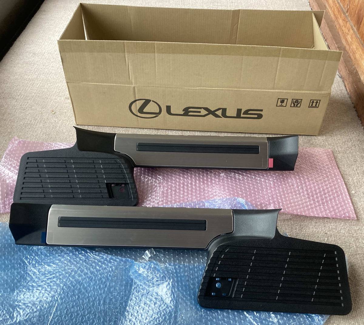 特別セール品 レクサス LX570 純正 リヤスカッフプレート 左右 新車