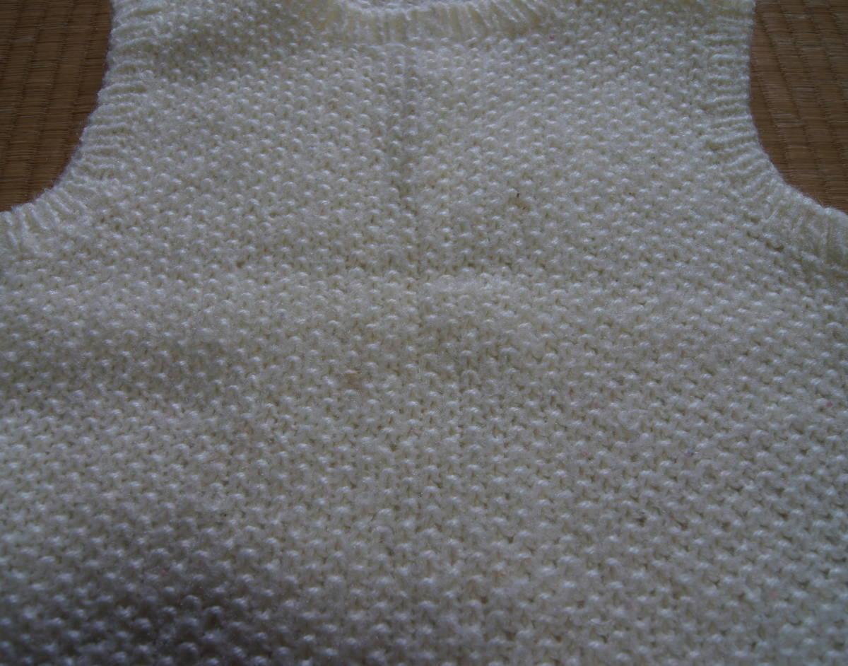 正面に少しシミがあります。毛玉もあります