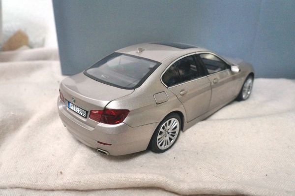 BMW 550i F10 1/18 миникар 5 серии 