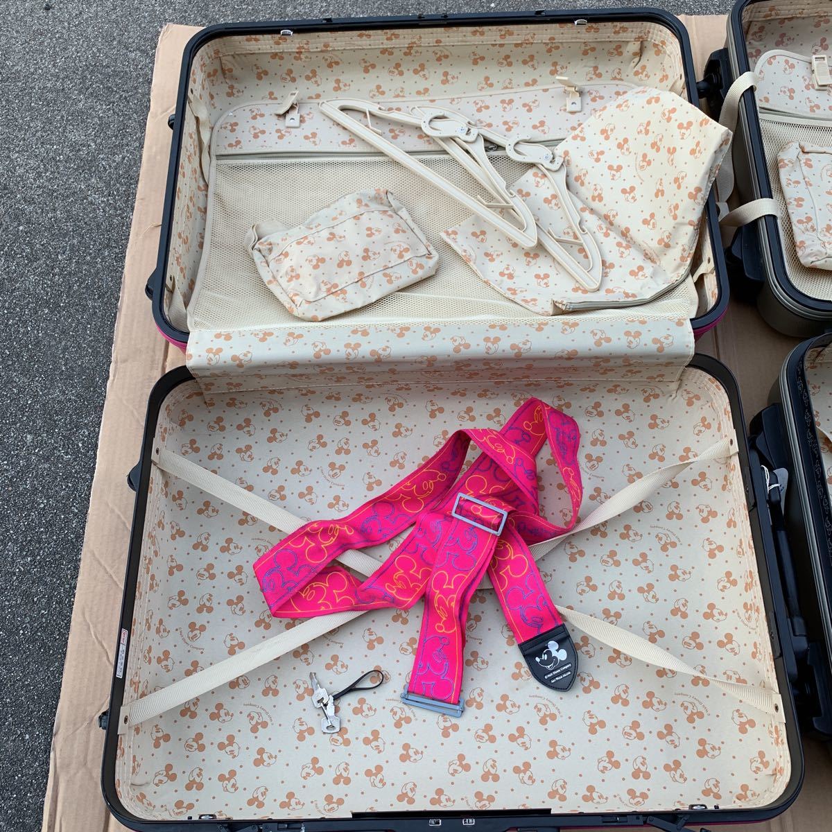 ミッキーマウス　スーツケース　約84L 中古品　2個あり　手渡限定　愛知県大府市　1個の価格です。2個必要な方は個数2で落札して下さい 。_画像8