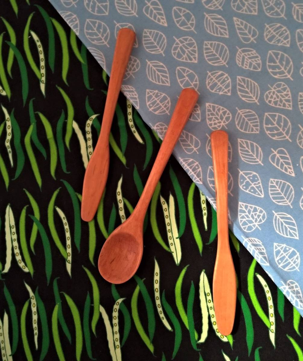 スプーン（１本）、バターナイフ（2本）のセット　国産材を使った、木工職人さんの手作りの品です。