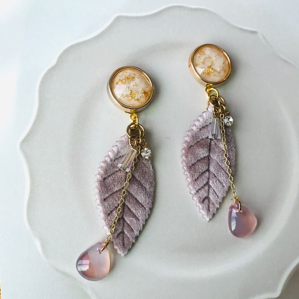 ふわふわベロアリーフ ×花びらガラスストーン チェーン ピアス イヤリング|PayPayフリマ