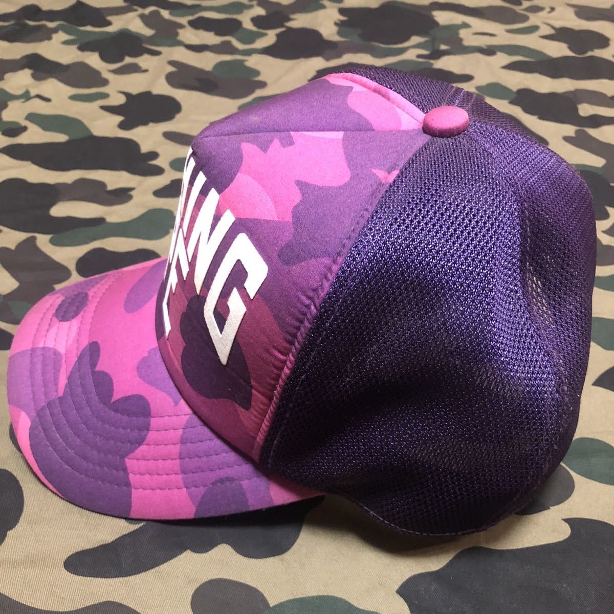 purple camo nyc logo trucker hat cap BAPE エイプ メッシュキャップ キャップ 紫迷彩 A BATHING APE_画像2