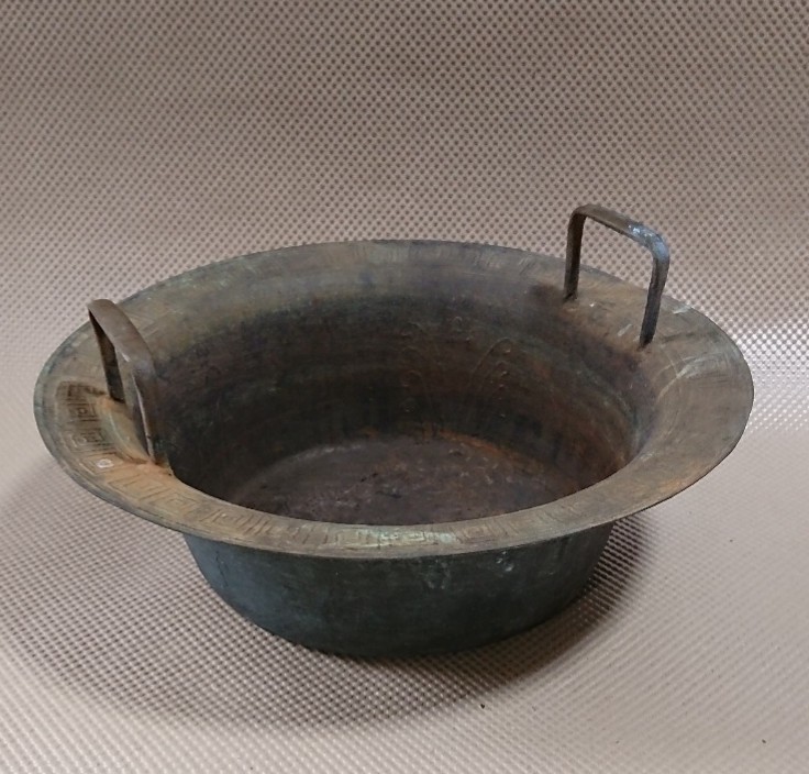 青銅製 銅造 魚洗鍋 噴水魚洗鍋 青銅噴水震盆 銅盥 手付き水盥 中国漢代 漢字4文字 龍4頭 水しぶき柄4ヶ所 縁雷紋 共振効果 買い公式店 共振鍋 魚洗鍋 工芸品