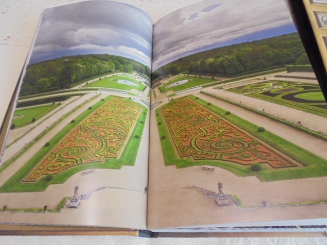 洋書ヴォー・ル・ヴィコント城のい美しい写真集　歴史　ルヴォー、ルブラン、ルノートルによって考案された17世紀の壮大な城と庭園