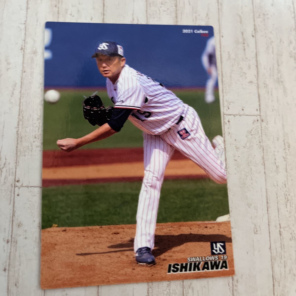 カルビー 2021 プロ野球チップス 第2弾　トレーディングカード　142 東京ヤクルトスワローズ19 石川雅規_画像1