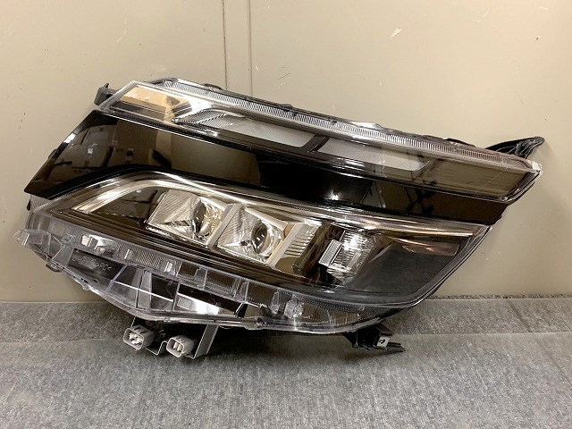 大注目】 トヨタ ヴォクシー ヘッドライト 左 ZRR80W ネコポス発送
