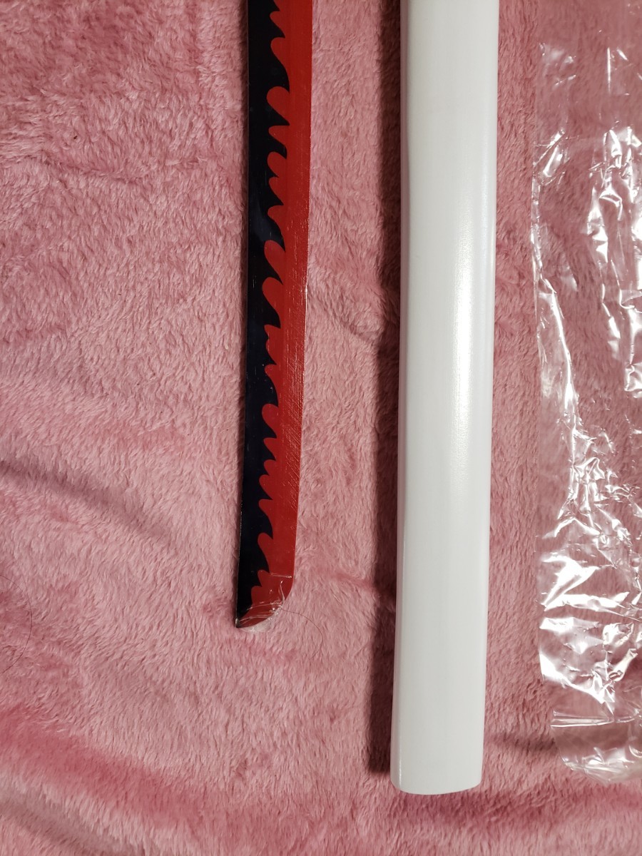 鬼滅の刃　煉獄杏寿郎の炎柱　煉獄日輪刀です。木製で出来ています。箱付き未使用品に成ります。刀の長さは、９８センチです。