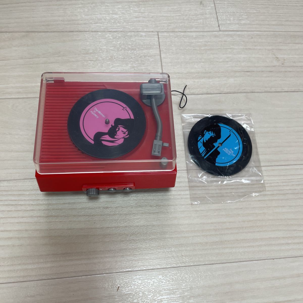 バンダイ系列バンプレスト製 ルパン三世 峰不二子石川五右衛門 ターンテーブル型fmラジオ受信機 バンダイ系列バンプレスト製 ルパン三世 峰不二子石川五右衛門 ターンテーブル型fmラジオ受信機