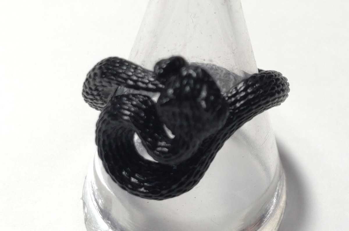 送料無料！　【フリーサイズ】アナコンダ　蛇の指輪（ブラック）　リング　へび　ヘビ　スネーク　パイソン　ファンスマ_画像1