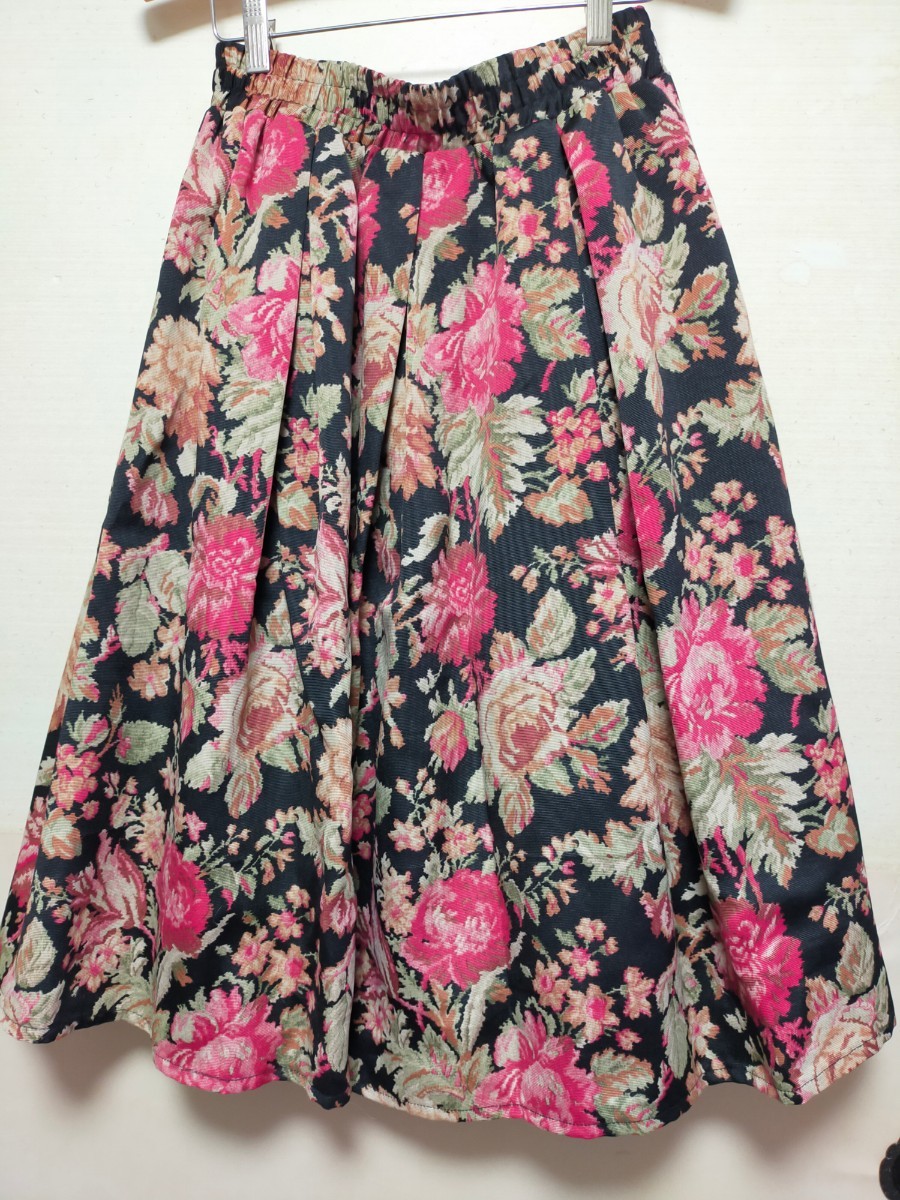 新品未使用　ジャガード織風の花柄ふんわりスカート ミモレ丈