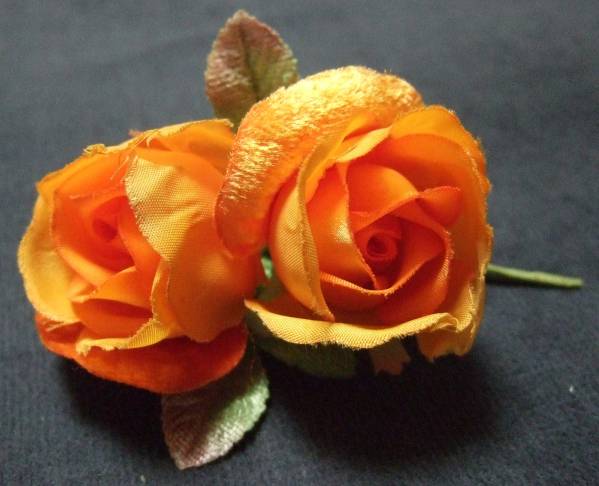 Апельсиновый двух роз милый корсаж (цветы/розы/розы)