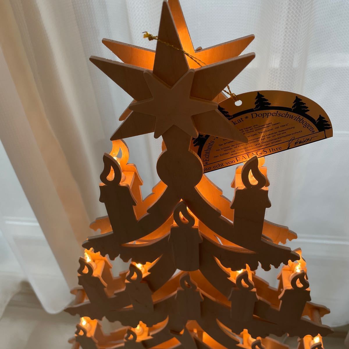 ドイツ ラタグス社製の光の窓飾り　クリスマスツリー聖家族