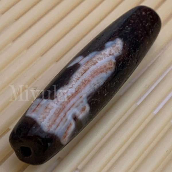 御幸天珠 AX05963 朱砂 観音天珠 49x12mm 風化紋 馬蹄痕びっしり 線状