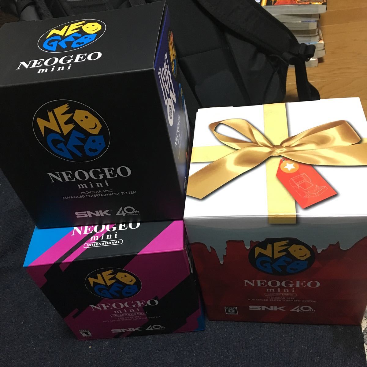 ネオジオミニ 未使用新品3点セッ NEOGEO mini+インターナショナル版 Inter National+クリスマス限定版 ゲーム機 本体+コントローラー黒白