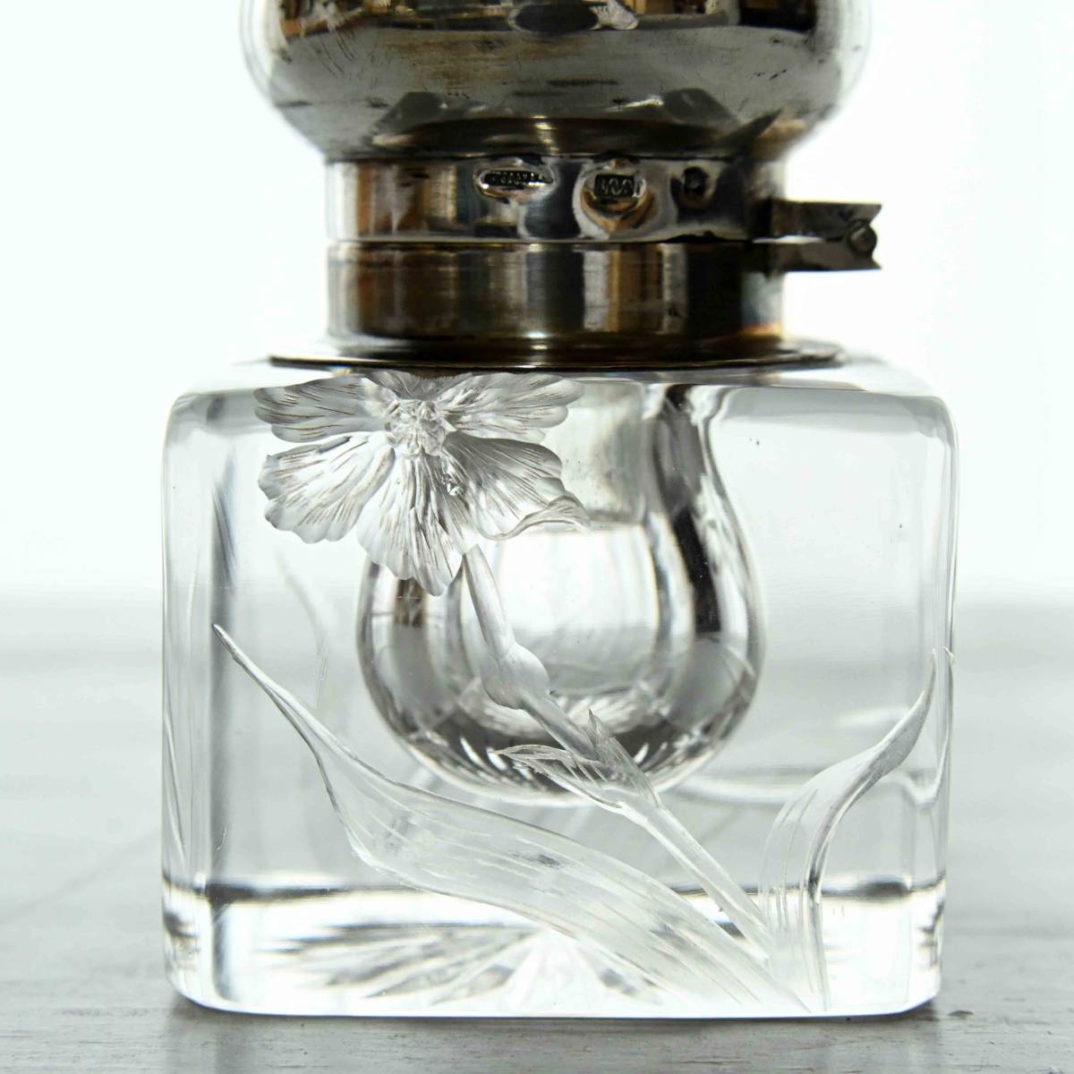 2523　ガラスのインク壺　水仙　エングレーヴィング　銀製　ヨーロッパ　アンティーク