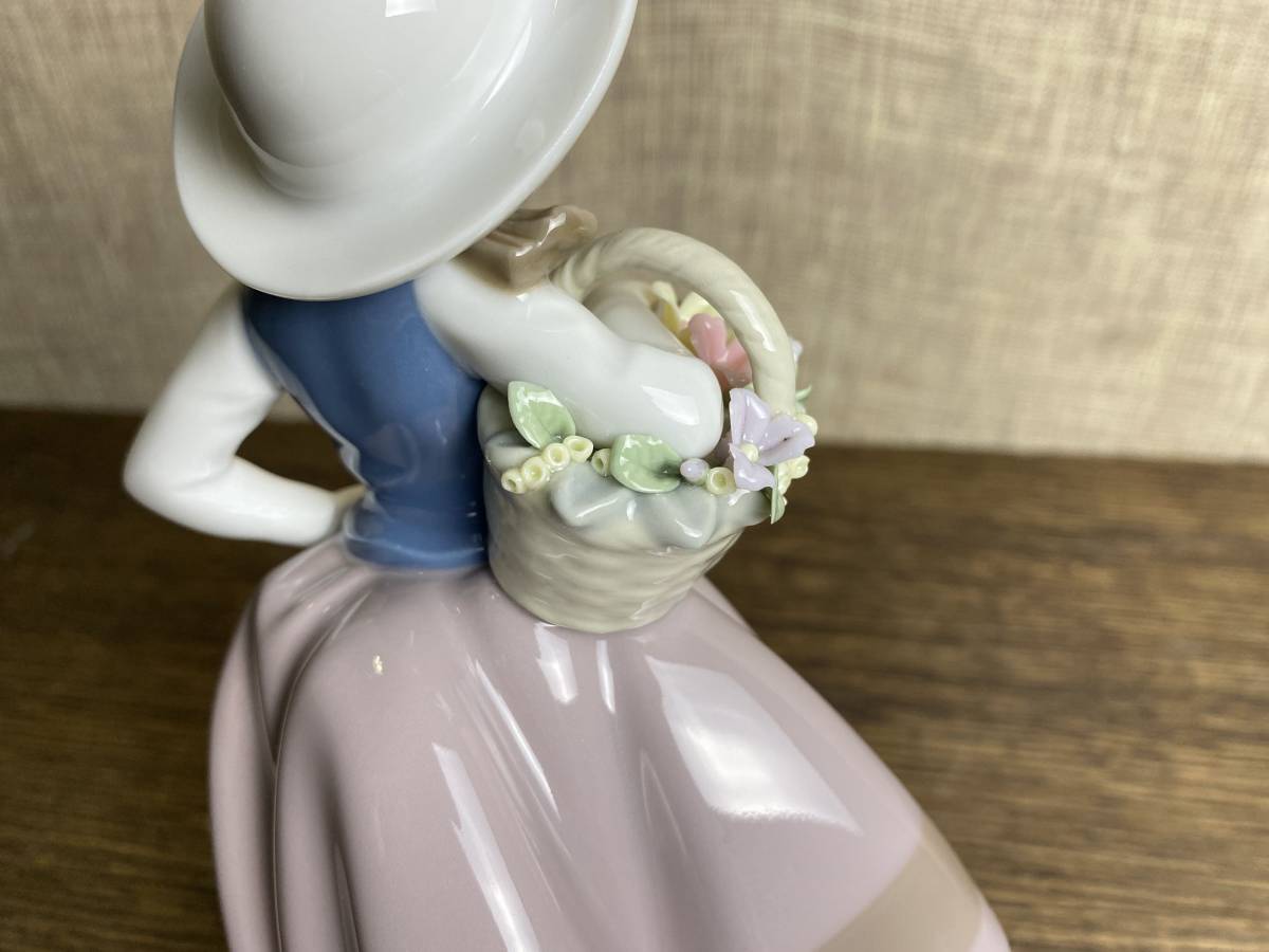 美品 LLADRO リヤドロ No.5221『甘い花の香り』少女 陶器 人形 希少 フィギュリン 置物(管理ID 3739) 公式ショッピングサイト 【希少】リヤドロ NO.5221フィギュリン 『甘い花の香り』 食器