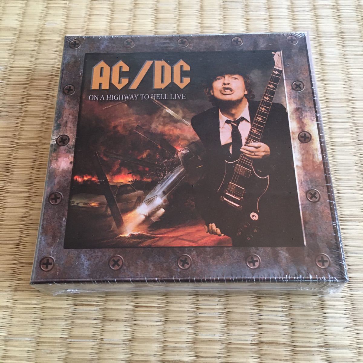 新品未開封 AC/DC ON A HIGHWAY TO HELL LIVE 10枚組 アンガス・ヤング 地獄のハイウェイ 輸入盤