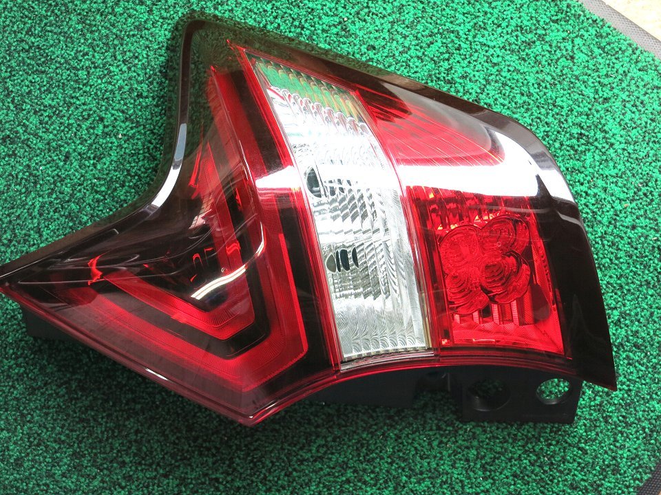 ★日産ノートE12後期純正　LEDテールランプ　右側　USED 良品_画像1