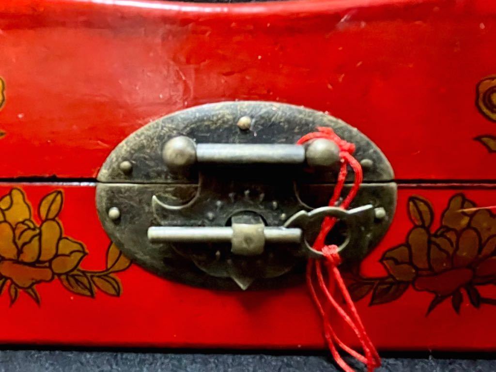 《中国*箱子》古代様式「宝石箱」(小物入れ)*シノワズリ「花鳥諷詠」(牡丹&双鳥)*革張り漆芸(紅色)*中小型(枕型)(美品)★レア商品 《中国*箱子》古代様式「宝石箱」(小物入れ)*シノワズリ「花鳥諷詠」(牡丹&双鳥)*革張り漆芸(紅色)*中小型(枕型)(美品)★レア商品
