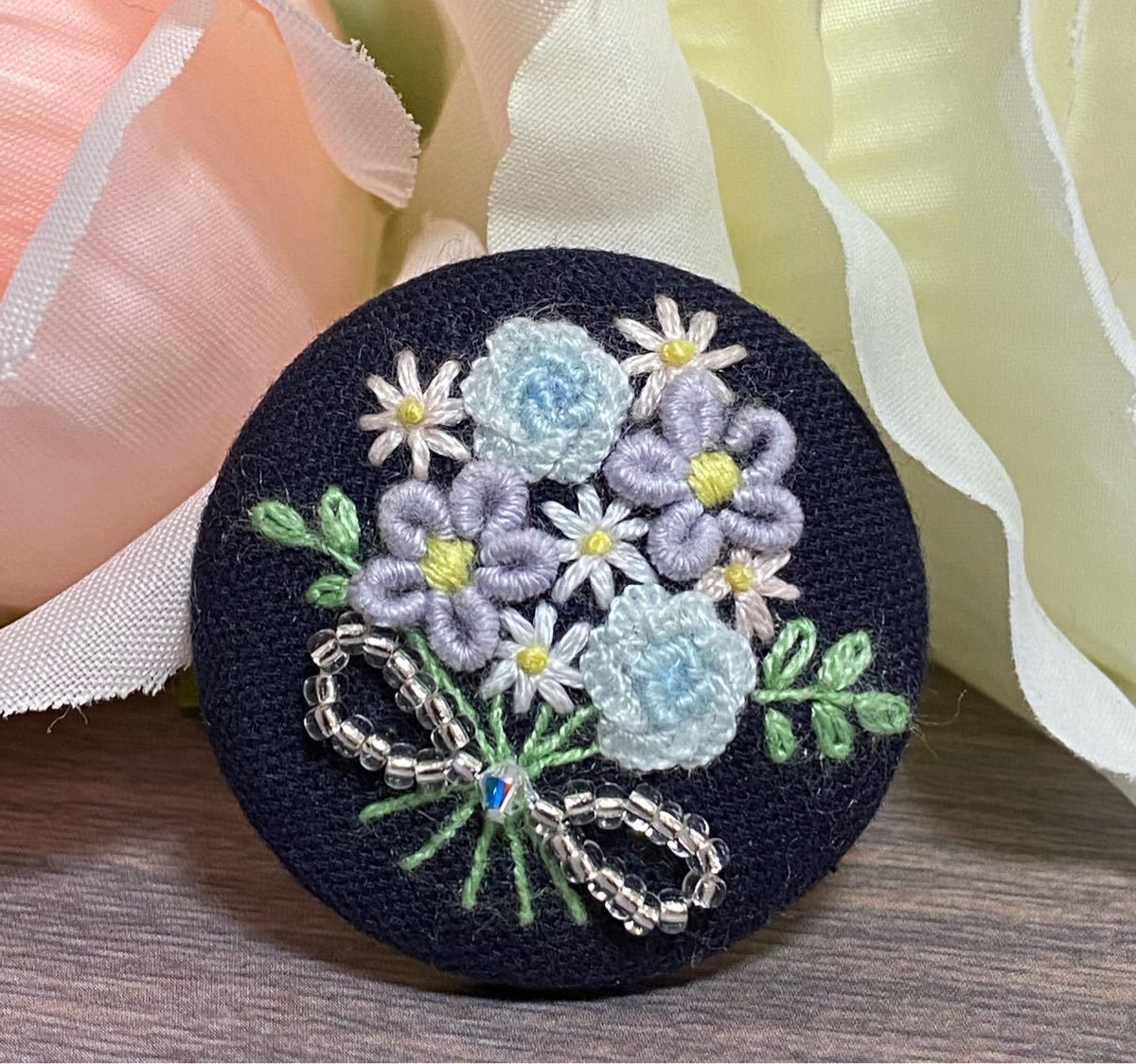 最終価格150 刺繍ブローチ ハンドメイドブローチ くるみボタン刺繍