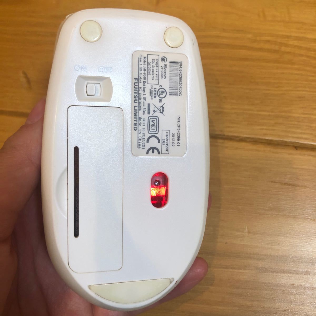 ワイヤレスキーボードFUJITSU 富士通 Keyboard SK-9063マウス付動作確認済み2012年製ホワイト白　新品電池付