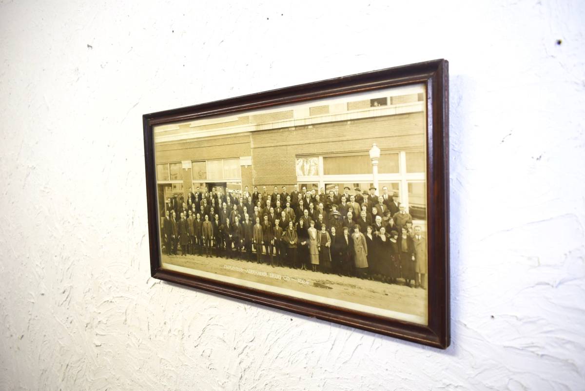 てなグッズや ビンテージ 20's アメリカ USA アンティーク 飾り 壁掛け 薬品会社 集合写真 1920年代 ヴィンテージ フォトウォールデコ その他