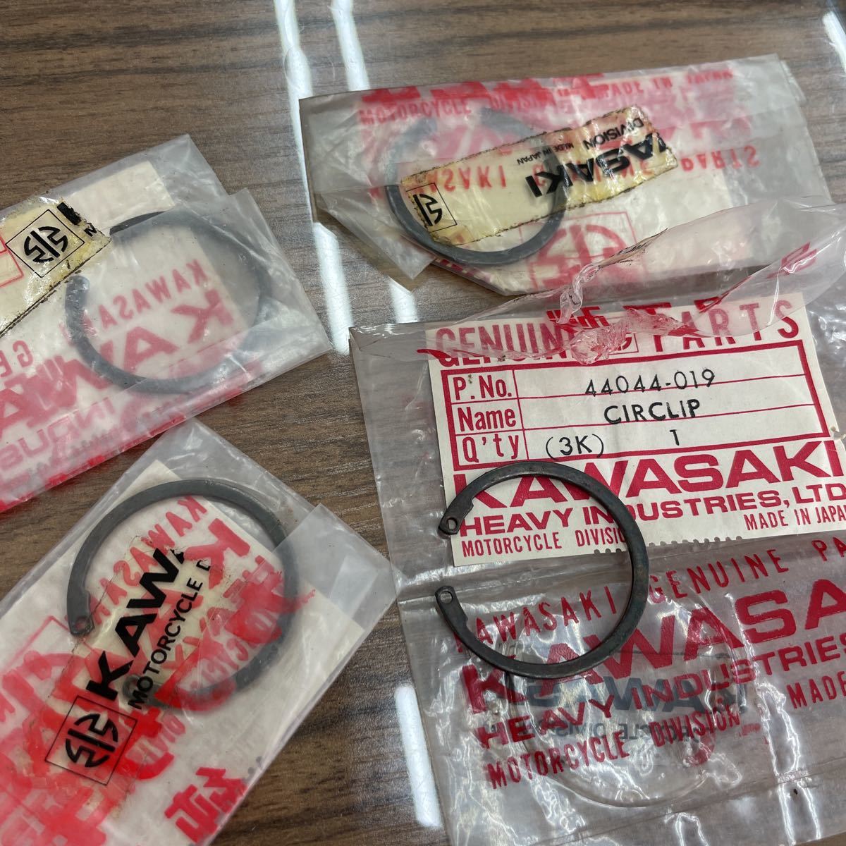 新品 絶版 フォークピストンサークリップ 4個44044-019 44044-008 カワサキ 純正品 750ss 500ss 400ss マッハ
