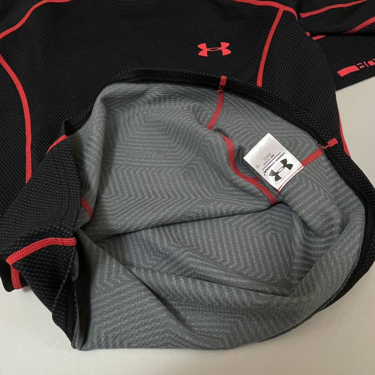 アンダーアーマー UNDER ARMOUR 【良品】　トレーニングウェアー スポーツウェアー ジムウェアー　長袖　メンズ　SMサイズ