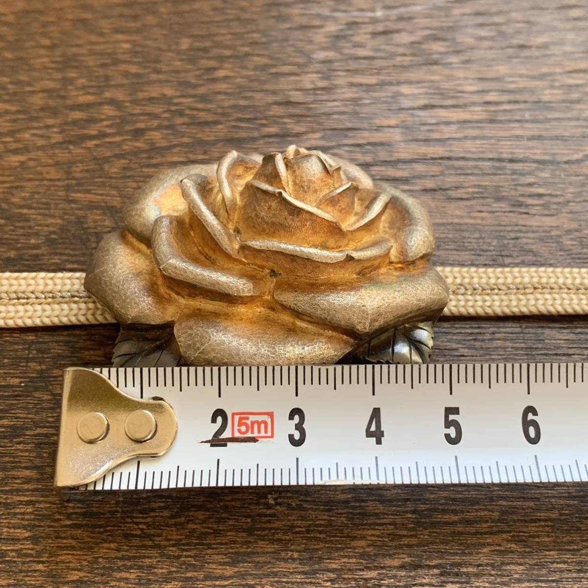 三越 作家物 松平祐香作 帯留 純銀薔薇 帯留め 和装小物 銀製 彫金