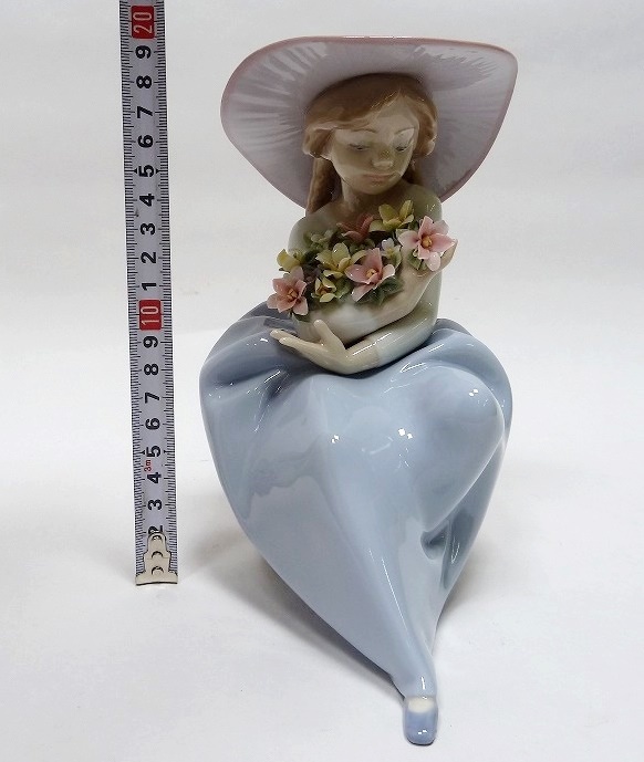 (☆BM5)☆[SALE]LLADRO/リヤドロ＃5862 春の香りに包まれて Fragrant Bouquet フィギュリン 少女 Lady Giel 希少 レア 入手困難 廃盤 置物_画像9