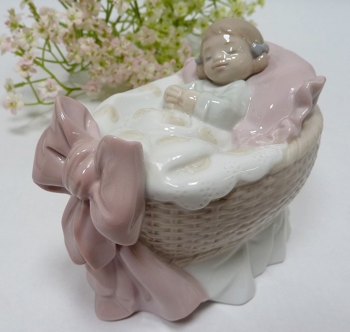 (☆BM5)☆[SALE]LLADRO/リヤドロ＃6977 スイートベイビー A NEW TREASURE BABY 女の子フィギュリン 赤ちゃん 希少 レア 入手困難 廃盤_画像3