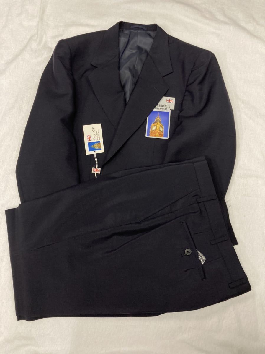 本物の 【新品】夏物 未使用 シングル2ッ釦スーツ サイズ AB体5号 英国製生地使用 日本縫製 ワンタック夏に快適なモヘヤ60%混 光沢感がある紺系色 Mサイズ 本物の 【新品】夏物 未使用 シングル2ッ釦スーツ サイズ AB体5号 英国製生地使用 日本縫製 ワンタック夏に快適なモヘヤ60%混 光沢感がある紺系色 Mサイズ
