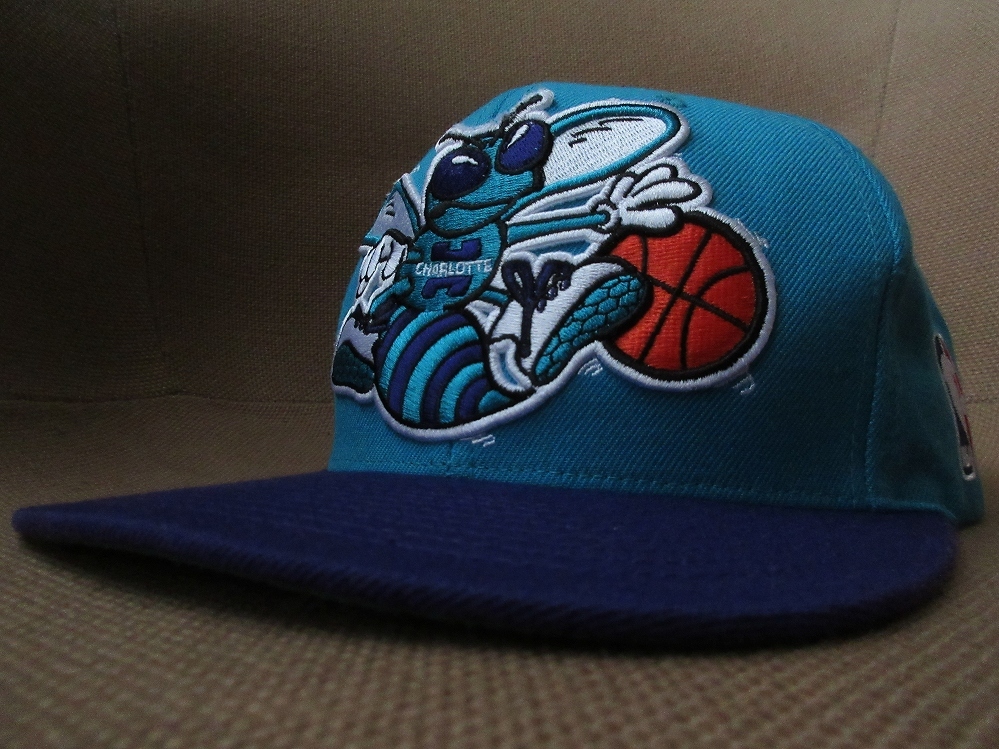 シャーロット ホーネッツ Mitchell&Ness Hugo the Hornet 刺繍 スナップバック キャップ Charlotte Hornets ミッチェル&ネス CAP ハットNBA_Hugo the Hornet刺繍・2トーン・キャップ