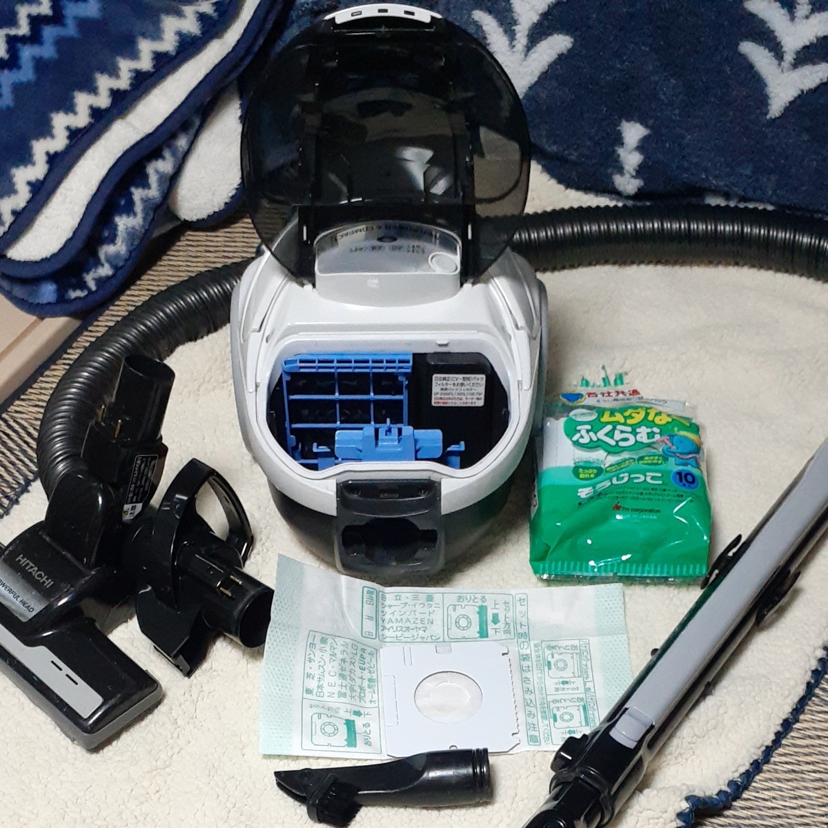 中古品 紙パック式掃除機 日立 CV-BY8 2014年製 吸込仕事率640W~100W 新品紙パック9枚+1枚本体内装着済み 中古品 紙パック式掃除機 日立 CV-BY8 2014年製 吸込仕事率640W~100W 新品紙パック9枚+1枚本体内装着済み