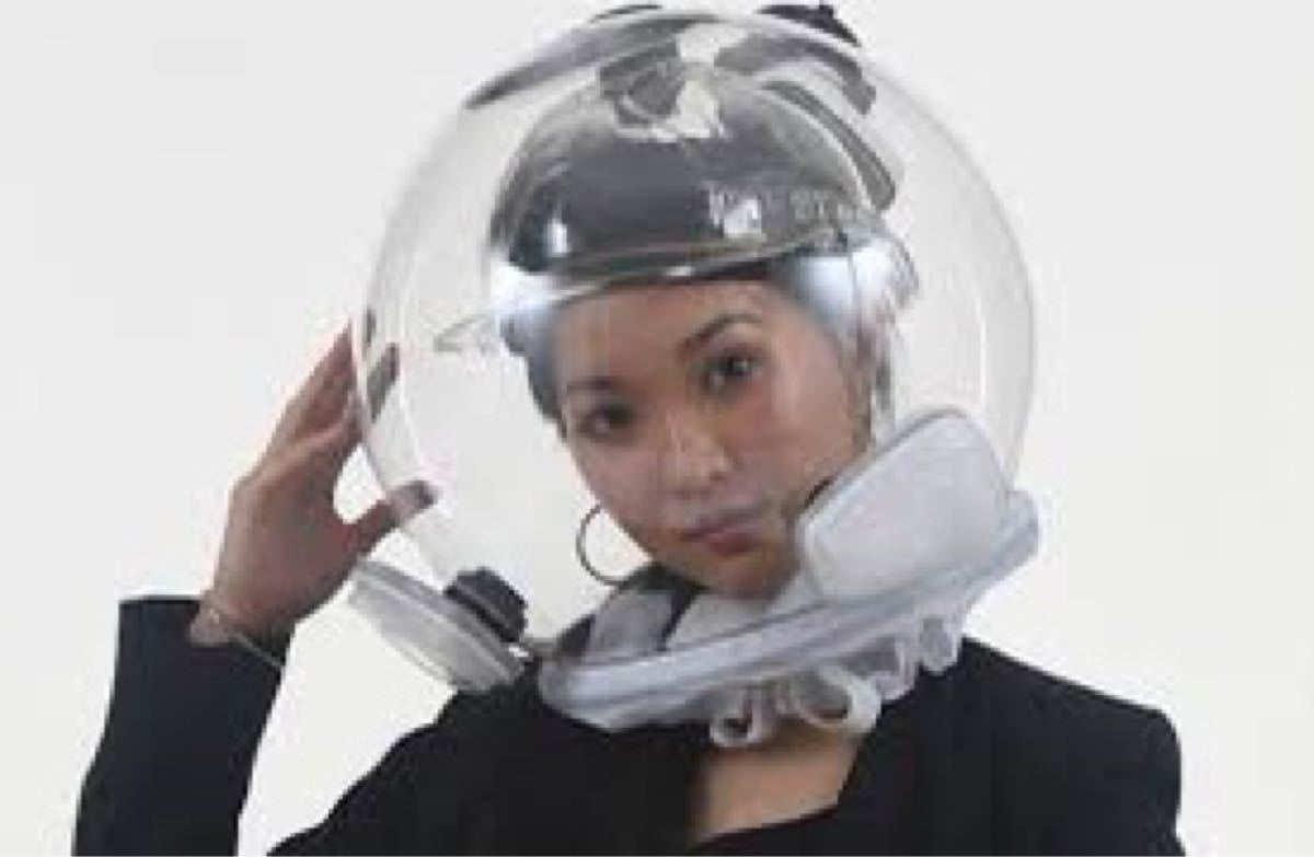 透明マスク　コロナ禍　宇宙飛行士みたいな次世代型透明ヘルメットマスク　Covidisor Vogue Japan11月号