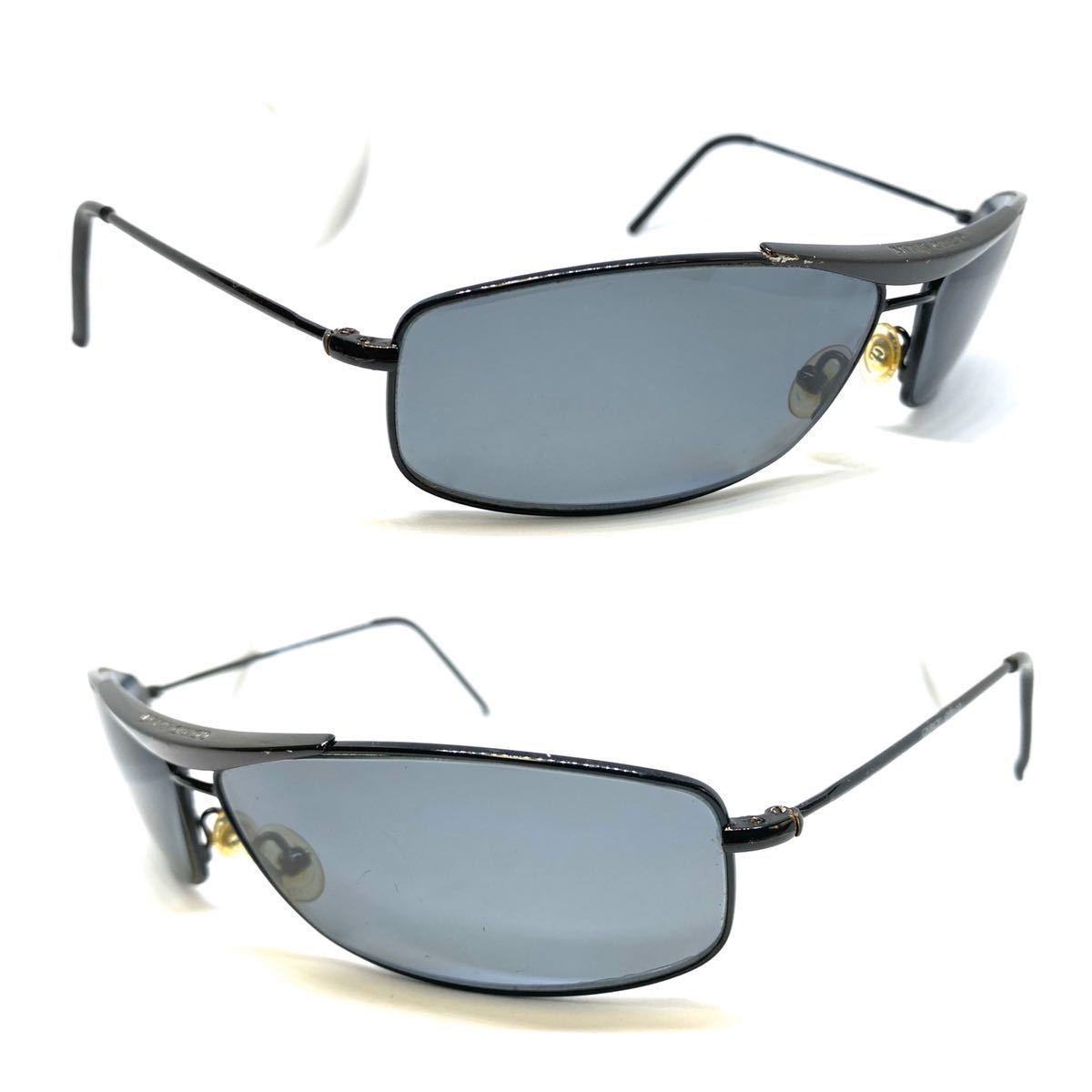 .... "надеты" модель Giorgio Armani солнцезащитные очки цвет отличается. такой же модель все еще .. нет .. four ever joru geo Armani черный 