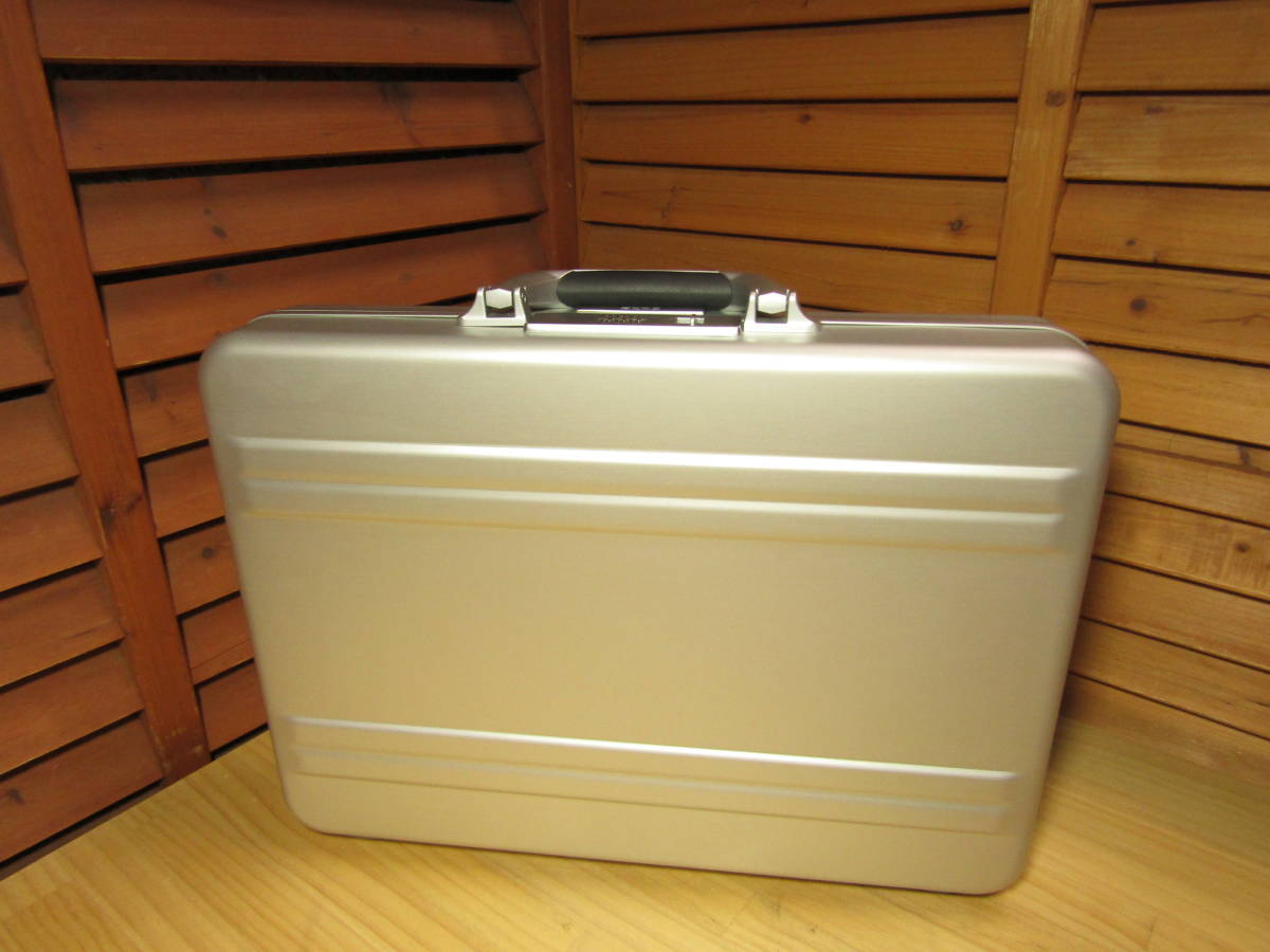 Y送料無料△451超美品【ZERO HALLIBURTON ゼロハリバートン】94353 SL