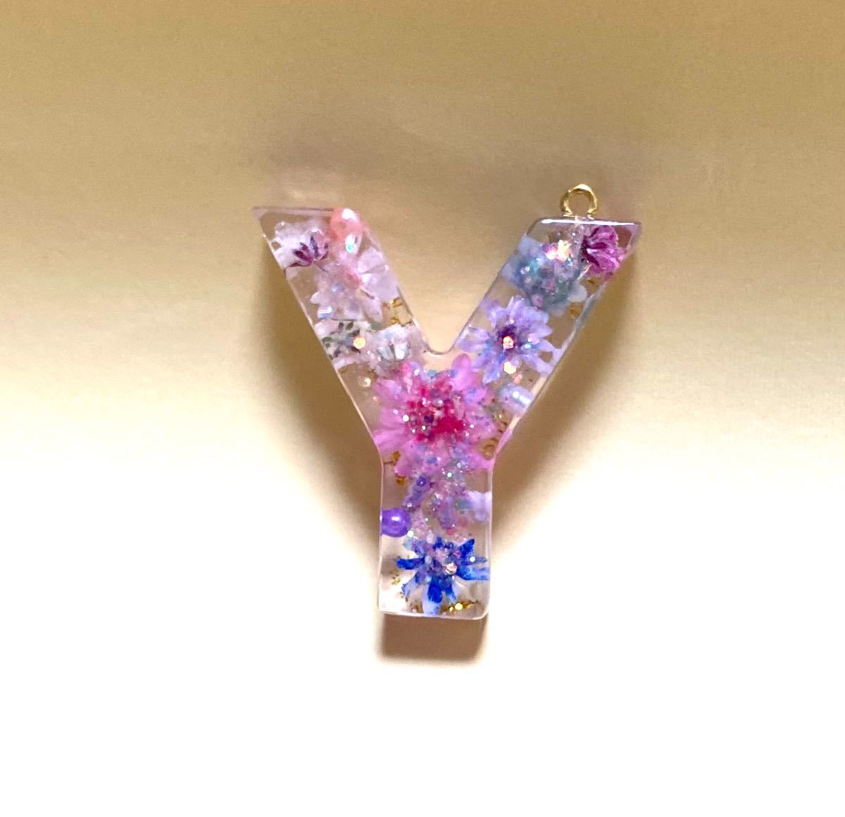 レジン　ハンドメイド　イニシャルキーホルダー