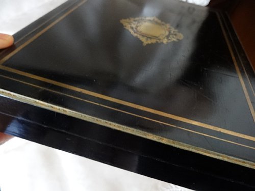 Grace アンティーク フランス ナポレオン三世統治頃 1800年代後半 　象嵌 ( マルケットリー、インレイ) の ゲーム・ボックス_片側のブラス(真鍮)の象嵌が取れています。