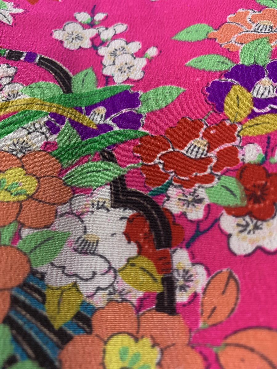 アンティーク女子供着物 正絹縮緬地 濃いピンク地に四季の花籠友禅絵羽 