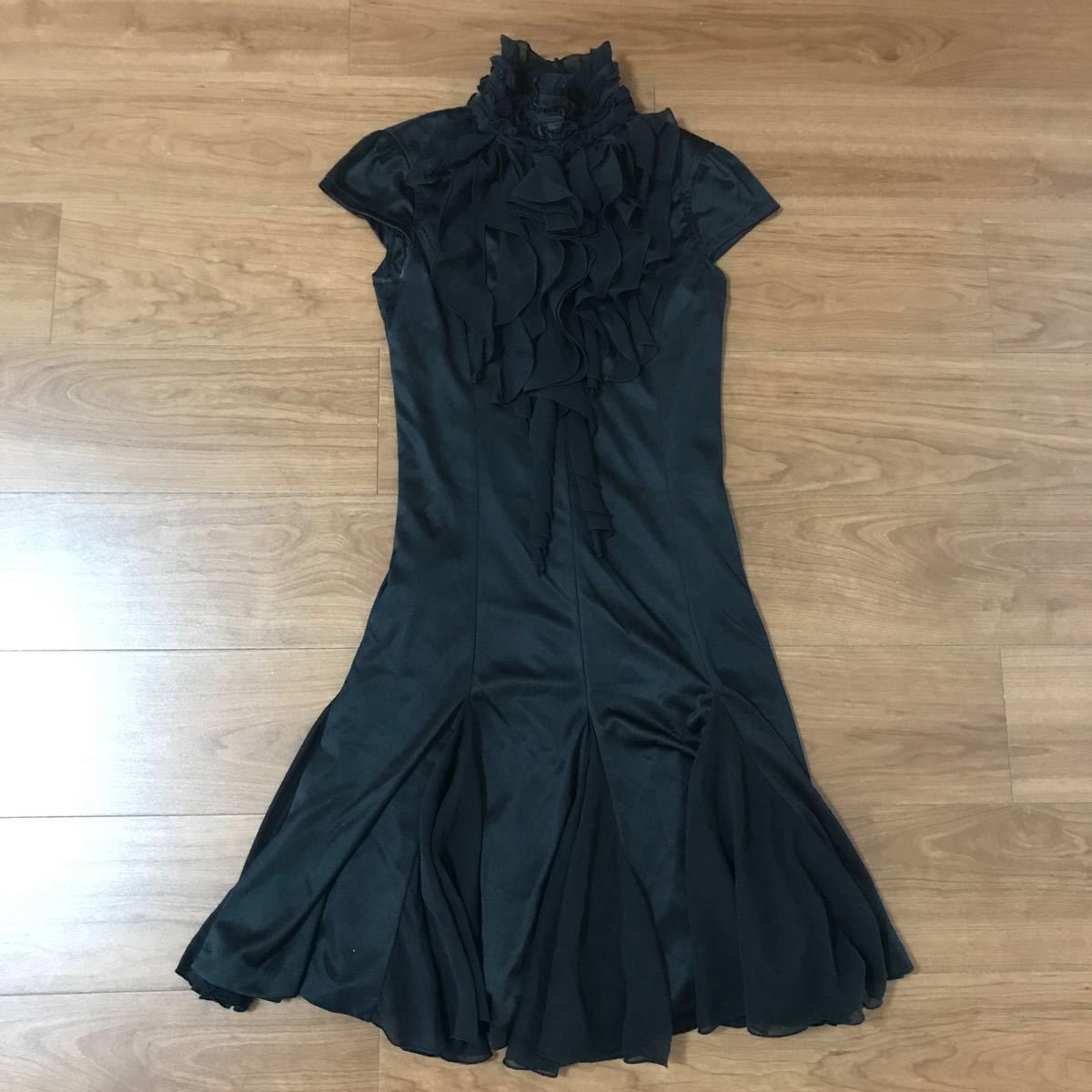 コスプレ衣装　フリル　黒ドレス