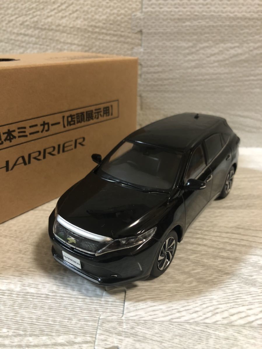 1/30 トヨタ 新型ハリアー ターボ HARRIER 後期 カラーサンプル 非売品 ミニカー　ブラック_画像1