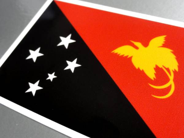 1■_パプアニューギニア国旗ステッカー Sサイズ 5x7.5cm 1枚即買■Papua New Guinea Flag decal sticker 耐水シール OC_画像2