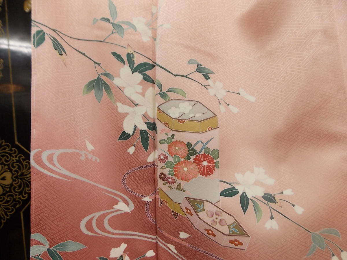 きもの今昔２８９２　正絹付け下げ訪問着　ローズピンクの裾ボカシに手描きの桜に貝桶と流水や扇の柄　未使用躾け付き　_画像4
