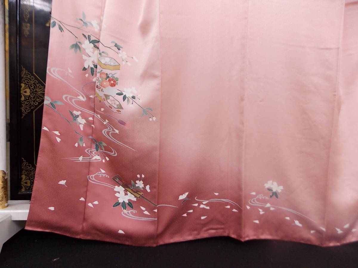 きもの今昔２８９２　正絹付け下げ訪問着　ローズピンクの裾ボカシに手描きの桜に貝桶と流水や扇の柄　未使用躾け付き　_画像3