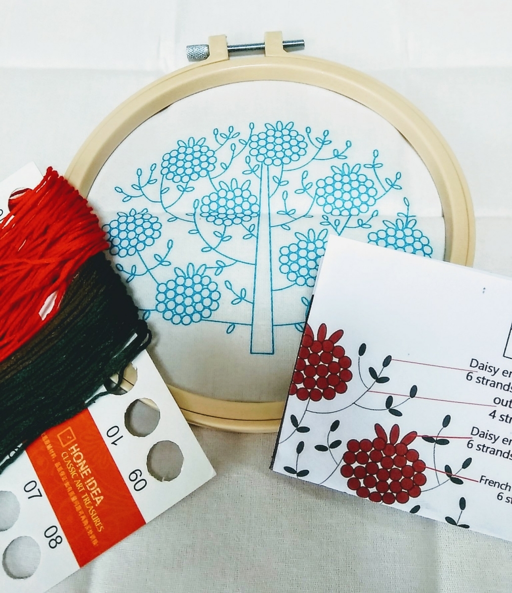 刺繍キット フランス刺繍◆赤い花の木◆初心者も簡単！◆プラスチックの枠付き◆かんたん 練習に。