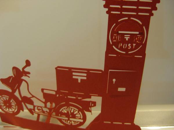 立つ切り絵　郵便ポストとバイク　壁飾りにも_ポストの扉の開閉可