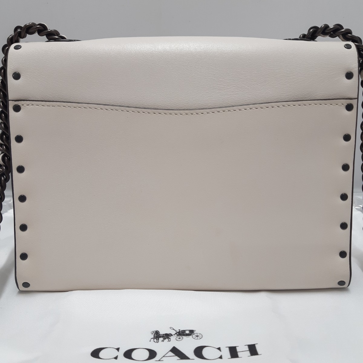 COACH スタッズ付きオフホワイトショルダーバッグ コーチ チェーンショルダー パーカー18 ウィズボーダー ホワイト