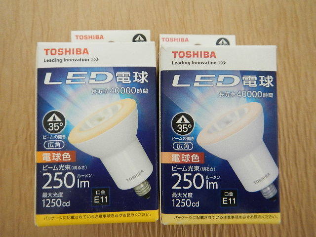 東芝LEDハロゲン形電球　250ルーメン　電球色　E11口金　2個　パッケージ不良です。_画像1